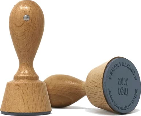 Tampons bois personnalisés, poignée en hêtre et plaque gravée